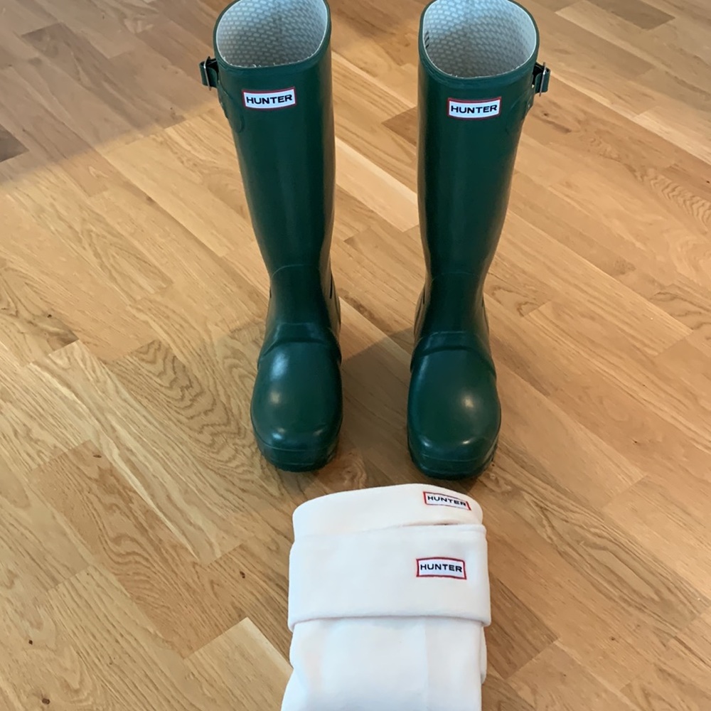 Hunter Green Original Tall Rain Boots & Hunter Fleece Socks - Size 7